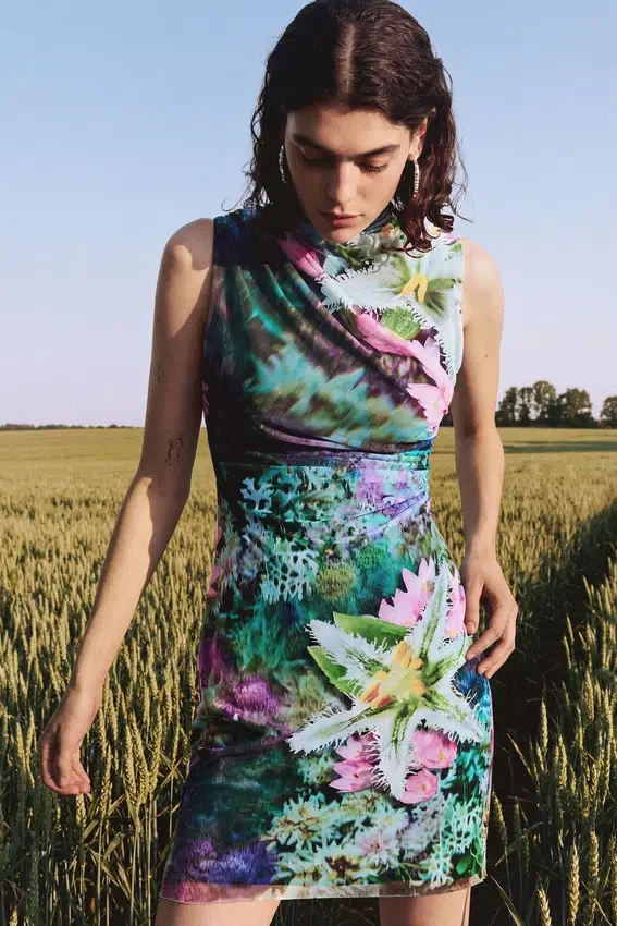 Abito drappeggiato a fiori Abito drappeggiato a fiori