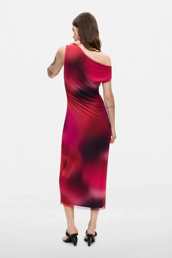 Abito drappeggiato asimmetrico Abito drappeggiato asimmetrico