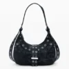 Borsa con borchie in rilievo