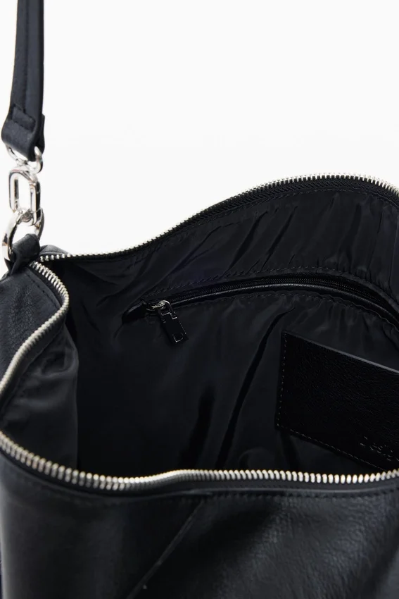 Borsa grande con ciondolo con logo Borsa grande con ciondolo con logo