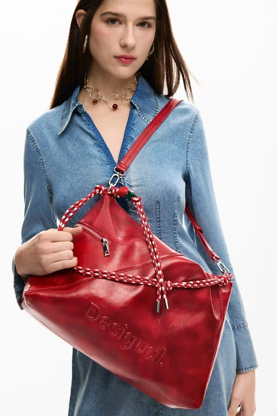Borsa grande con ciondolo con logo Borsa grande con ciondolo con logo