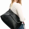 Borsa grande con ciondolo con logo Borsa grande con ciondolo con logo