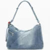 Borsa grande in denim con ciondoli Borsa grande in denim con ciondoli