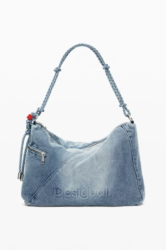 Borsa grande in denim con ciondoli Borsa grande in denim con ciondoli