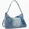 Borsa grande in denim con ciondoli Borsa grande in denim con ciondoli