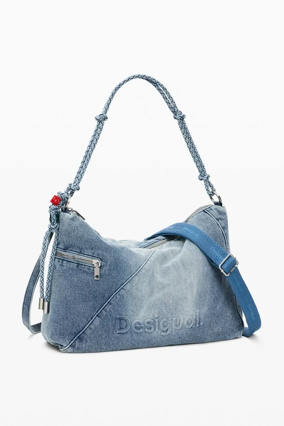 Borsa grande in denim con ciondoli Borsa grande in denim con ciondoli