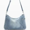 Borsa grande in denim con ciondoli Borsa grande in denim con ciondoli