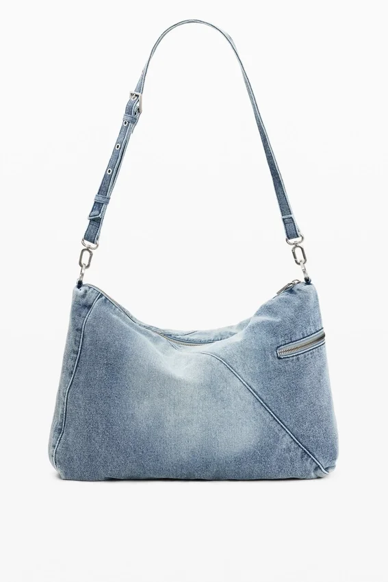 Borsa grande in denim con ciondoli Borsa grande in denim con ciondoli