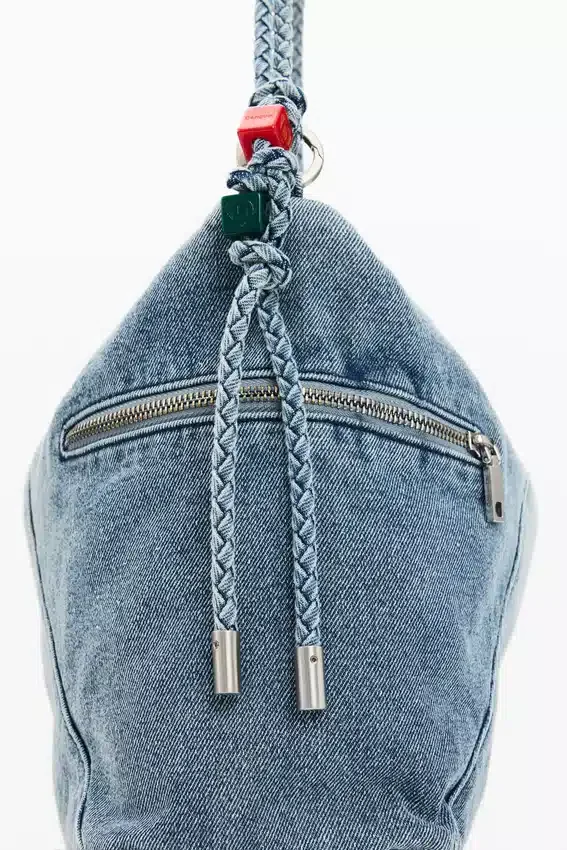 Borsa grande in denim con ciondoli Borsa grande in denim con ciondoli