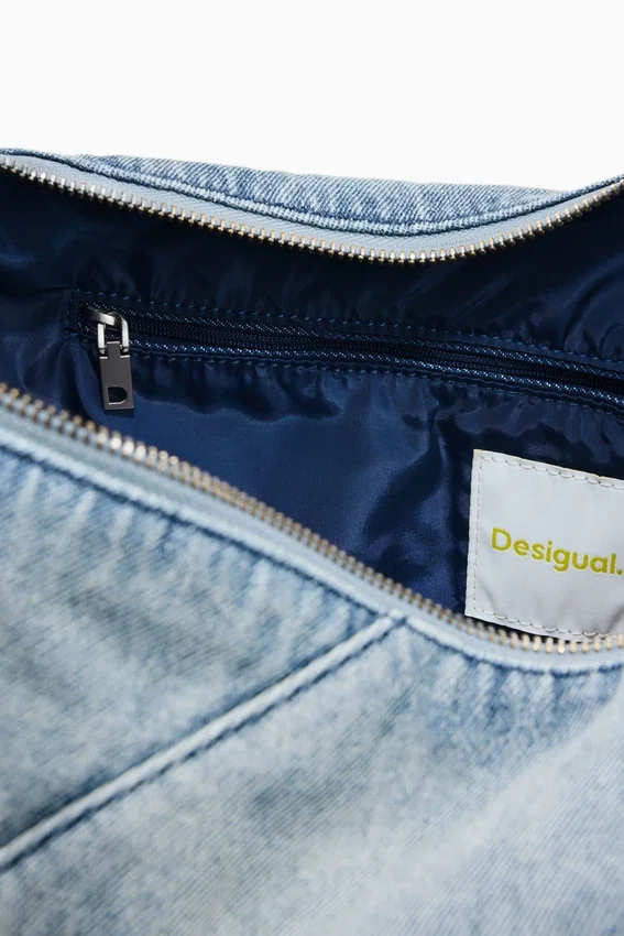 Borsa grande in denim con ciondoli Borsa grande in denim con ciondoli