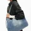 Borsa grande in denim con ciondoli Borsa grande in denim con ciondoli