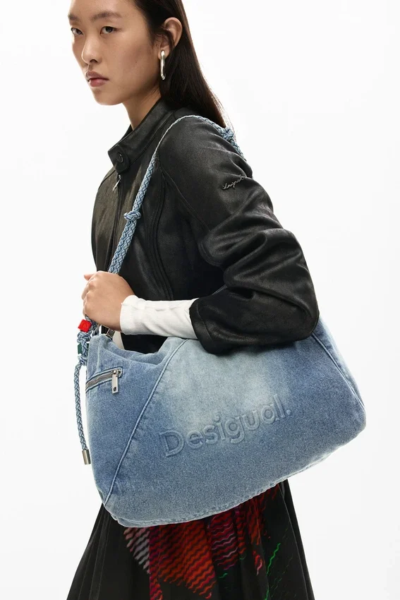 Borsa grande in denim con ciondoli Borsa grande in denim con ciondoli