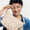 Borsa media con borchie e frange