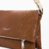 Borsa media con ciondolo e logo