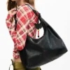Borsa media traforata a forma di farfalla