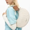 Borsa ovale media con goffratura