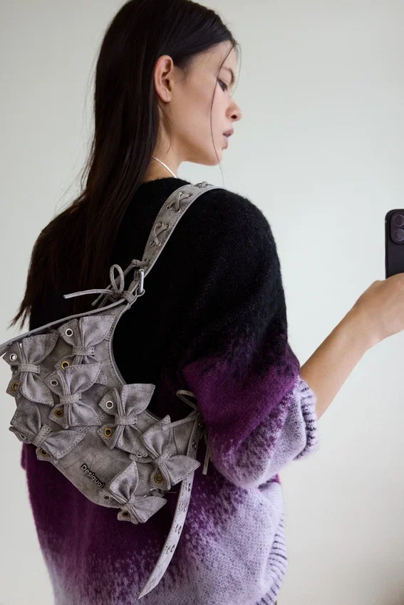 Borsa piccola con applicazioni a forma di farfalla Borsa piccola con applicazioni a forma di farfalla