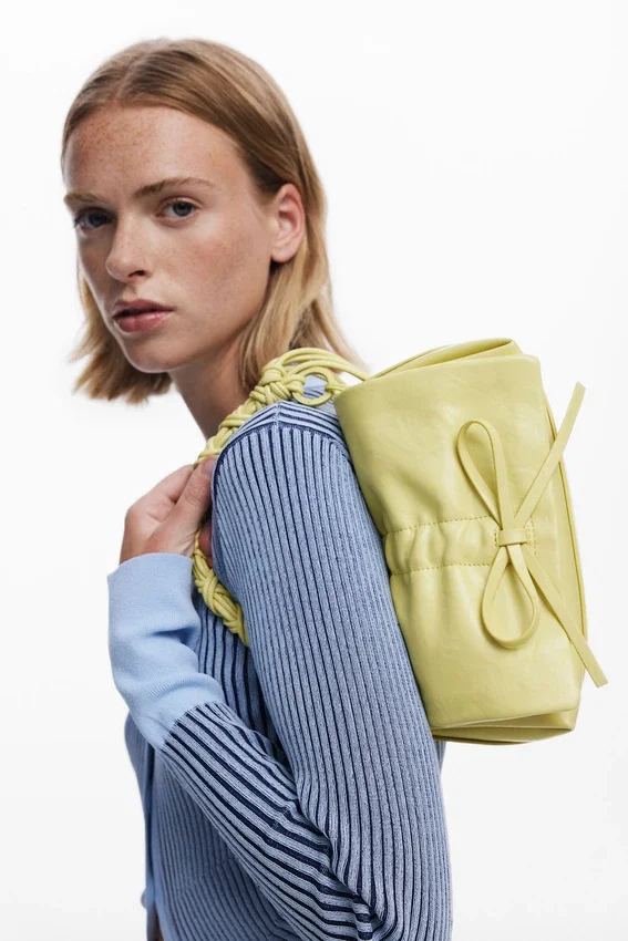 Borsa piccola con fiocco lucido Borsa piccola con fiocco lucido