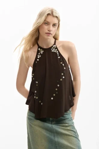Camicette con scollo all’americana e applicazioni