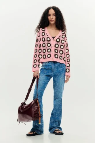 Cardigan rosa all’uncinetto