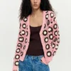 Cardigan rosa all’uncinetto
