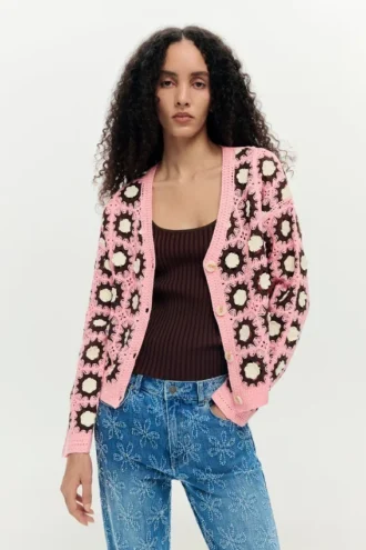 Cardigan rosa all’uncinetto