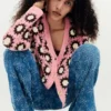 Cardigan rosa all’uncinetto