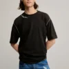 Dettagli della T-shirt a tinta unita