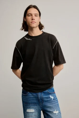 Dettagli della T-shirt a tinta unita