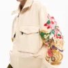 Giacca con toppe floreali Giacca con toppe floreali