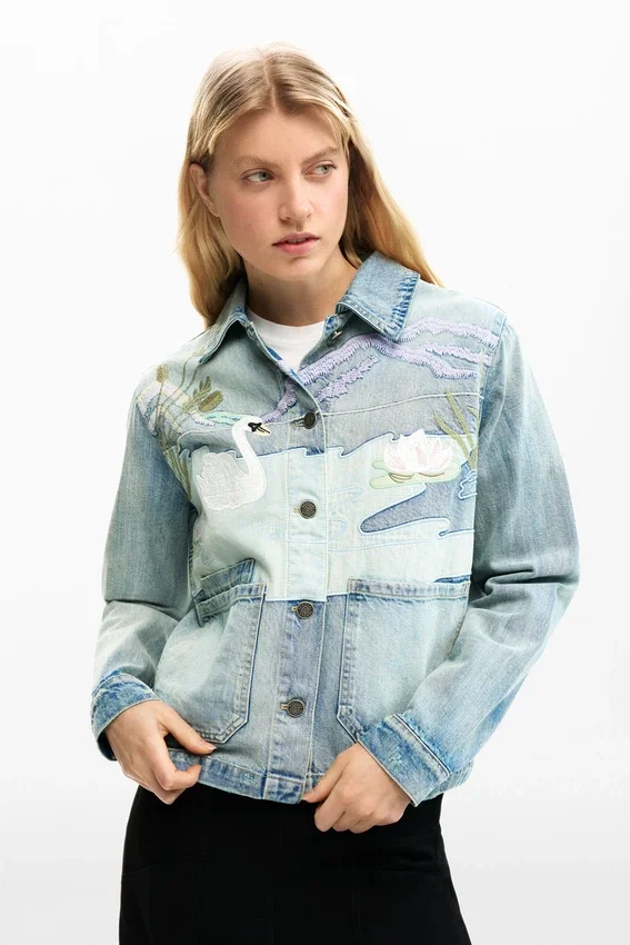 Giacca in denim con toppe Giacca in denim con toppe