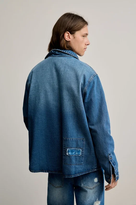 Giacca in denim con toppe Giacca in denim con toppe