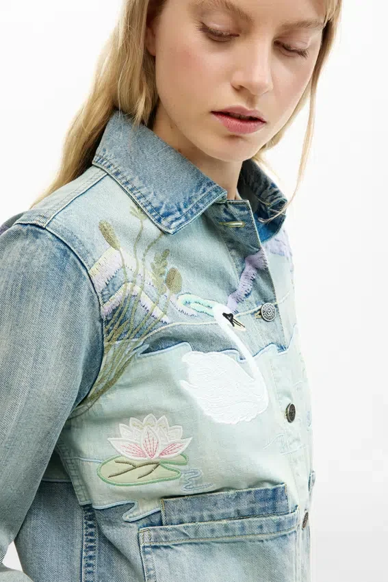 Giacca in denim con toppe Giacca in denim con toppe