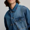 Giacca in denim con toppe Giacca in denim con toppe