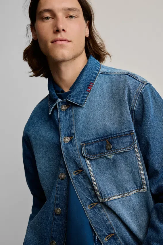Giacca in denim con toppe Giacca in denim con toppe