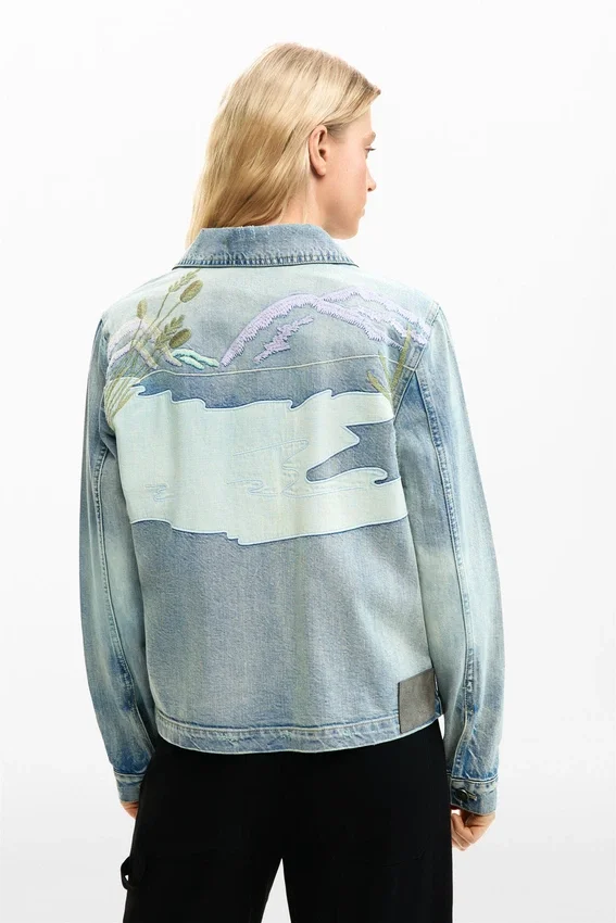 Giacca in denim con toppe Giacca in denim con toppe