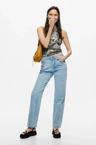 Jeans a gamba dritta con motivi floreali