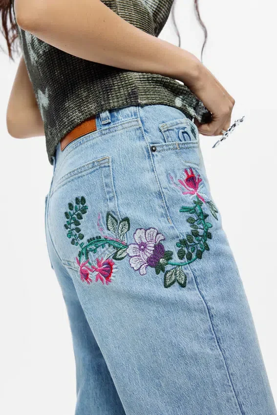 Jeans a gamba dritta con motivi floreali Jeans a gamba dritta con motivi floreali