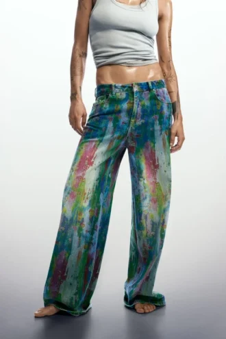 Jeans a zampa con effetto splatter