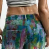 Jeans a zampa con effetto splatter