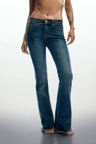 Jeans a zampa sfrangiati