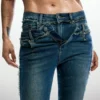 Jeans a zampa sfrangiati