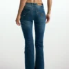 Jeans a zampa sfrangiati