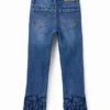 Jeans lunghi a zampa ricamati Jeans lunghi a zampa ricamati