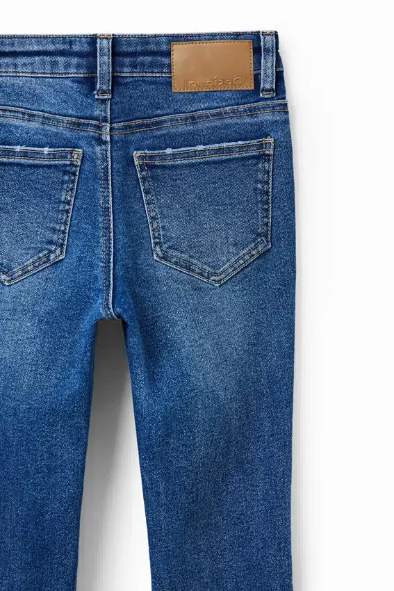 Jeans lunghi a zampa ricamati Jeans lunghi a zampa ricamati