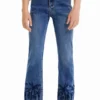 Jeans lunghi a zampa ricamati Jeans lunghi a zampa ricamati