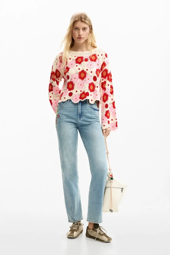 Maglione con fiori all’uncinetto Maglione con fiori all’uncinetto