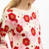 Maglione con fiori all’uncinetto Maglione con fiori all’uncinetto
