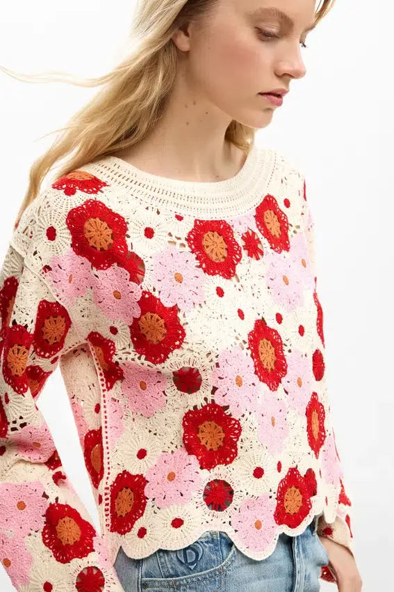 Maglione con fiori all’uncinetto Maglione con fiori all’uncinetto