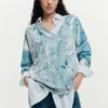 Maglione con scollo a V e stampa astratta